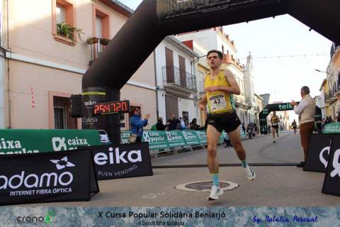 Iván Ferrer cruza la meta en Beniarjó. / Foto: Natalia Pascual.