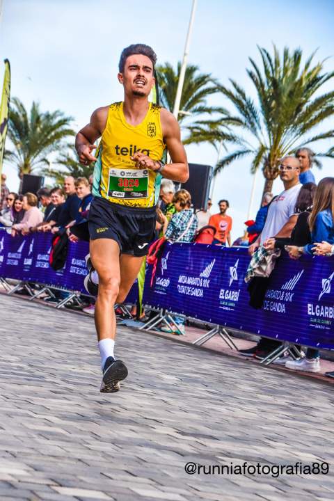 Quique Fern&aacute;ndez en la 10K de Gandia. / Runnia Fotograf&iacute;a.