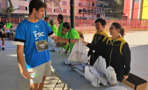 Recogida de la bolsa del corredor, con avituallamiento y regalos. / Foto: J.C.