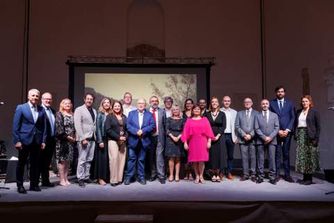 Foto de grupo alcaldes, concejales y otros representantes públicos.
