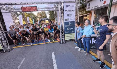 El alcalde, José Manuel Prieto, que también corrió la Cursa, da la salida. / Foto: Natxo Francés.