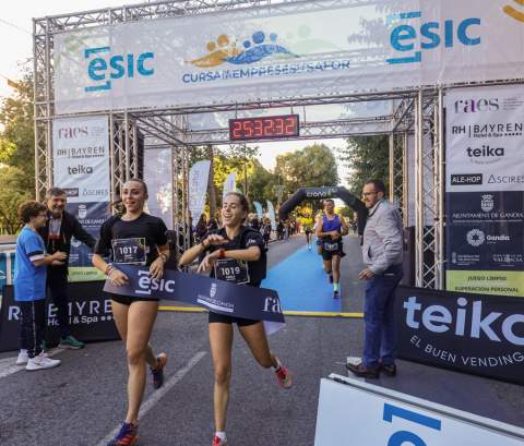 Neus Sansaloni y Carla Breco entran a meta en la Cursa de les Empreses de la Safor-ESIC en Gandia. / Foto: Col. La Noria.
