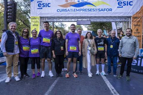 Autoridades municipales y representantes de la organización momentos previos a la salida. / Foto: Col·lectiu La Noria.