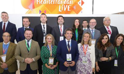 Representantes del Consell y la Diputación con alcaldes y concejales entre ellos Balbina Sendra, de Gandia. Representantes del Consell y la Diputación con alcaldes y concejales entre ellos Balbina Sendra, de Gandia.