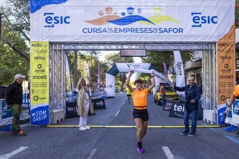 Llegada de la ganadora de la clasificación individual, María Miñana. / Foto: Col·lectiu La Noria.