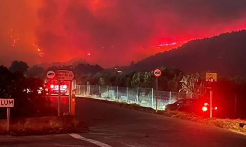 El fuego anoche desde el camino de la Reprimala, en Villalonga. El fuego anoche desde el camino de la Reprimala, en Villalonga.