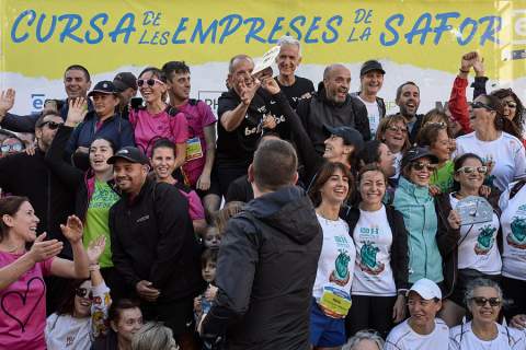 El alcalde, José Manuel Prieto, entrega los trofeos a las empresas con más participantes. / Foto: Natxo Francés.