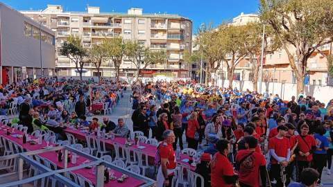 Almuerzo en el patio del colegio Cervantes.