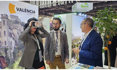 La alcaldesa de Tavernes, con gafas virtuales, en Londres. La alcaldesa de Tavernes, con gafas virtuales, en Londres.