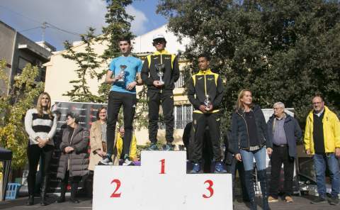 Podio Junior Masc., con Jhoel Faus (1º), Ximo Grau (CA Montaverner, 2º) y Josuer Armando Rosero, tercero. / Foto: Àlex Oltra.