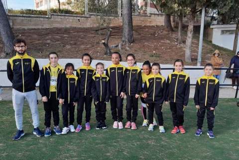Chicas alevines participantes con su entrenador, Bernat P&eacute;rez.