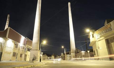 Els Rajolars, con chimeneas iluminadas.