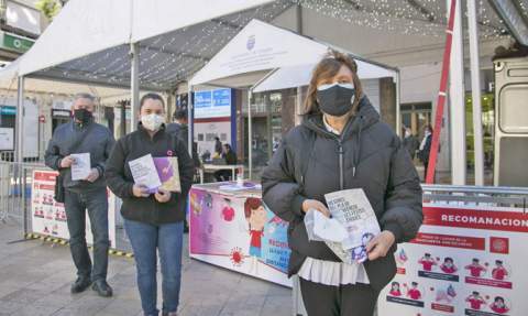 Expositor en la plaza de l'Escola Pia.