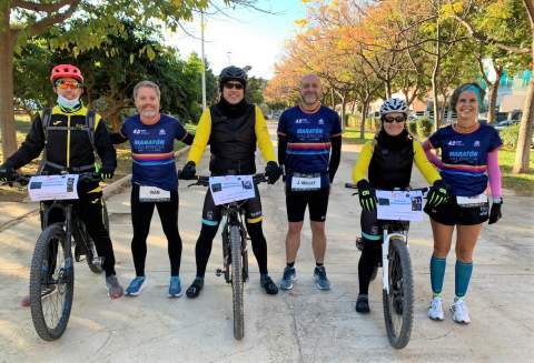 Iván Moreno, Gisela Lucas y José Millet, con otros compañeros del club, en una de las salidas para completar el maratón virtual, en Gandia.