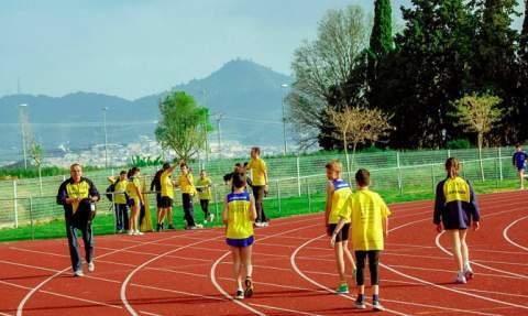 Toni Herreros, a la izquierda, en la pista, con alumnos de la escuela de atletismo. Toni Herreros, a la izquierda, en la pista, con alumnos de la escuela de atletismo.
