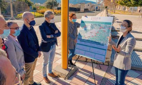 El conseller con las autoridades municipales. El conseller con las autoridades municipales.