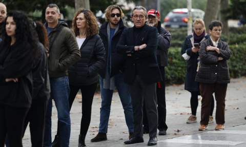 Torr&oacute;, en el centro, en la cola para acceder a la Audiencia Provincial.